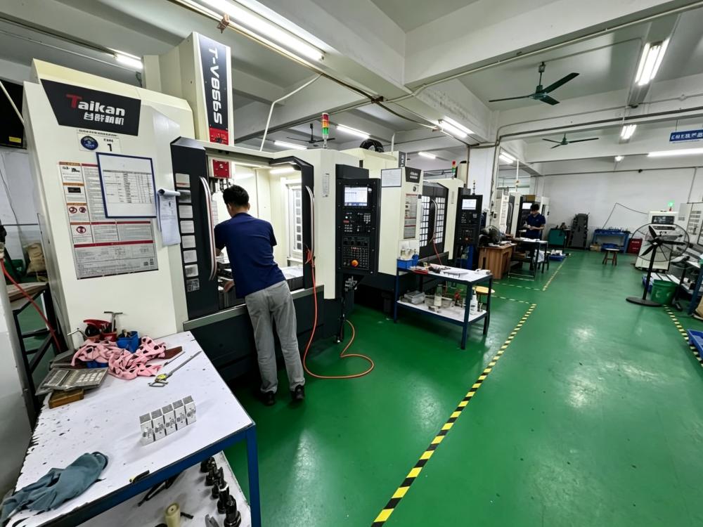 CNC 机加工生产车间实拍图